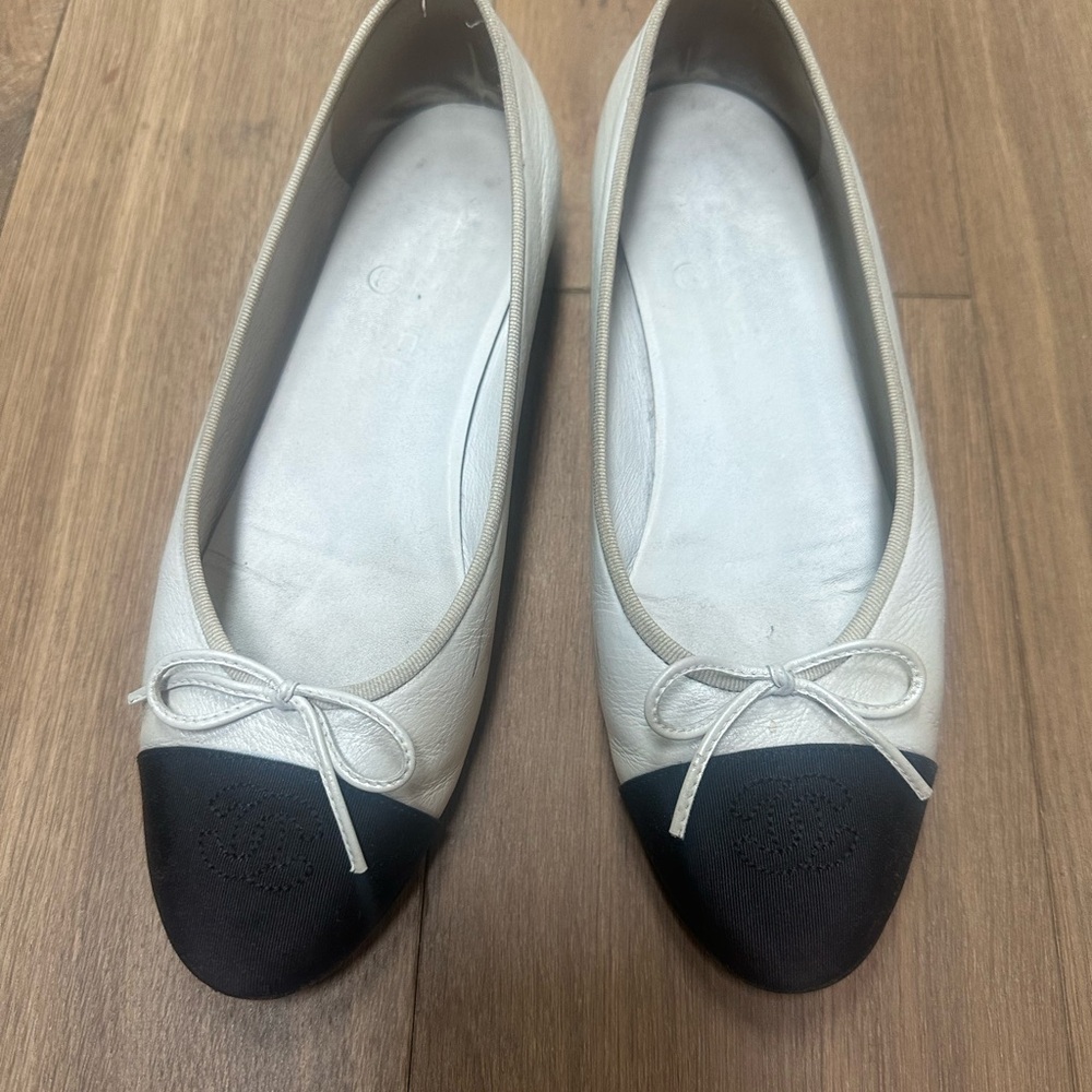 CHANEL White and Black Flats with Classic Design